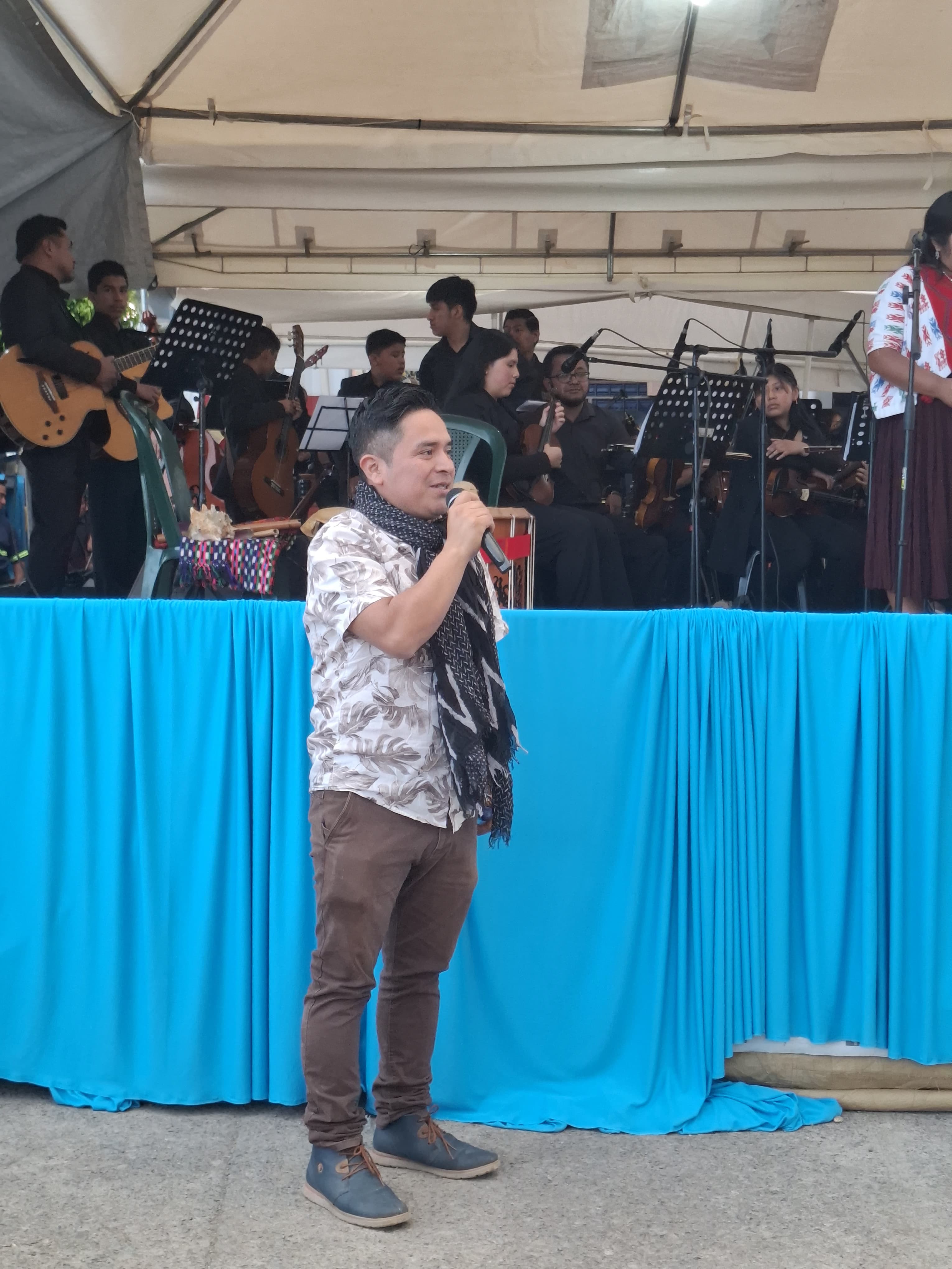Edgar Caal en el escenario