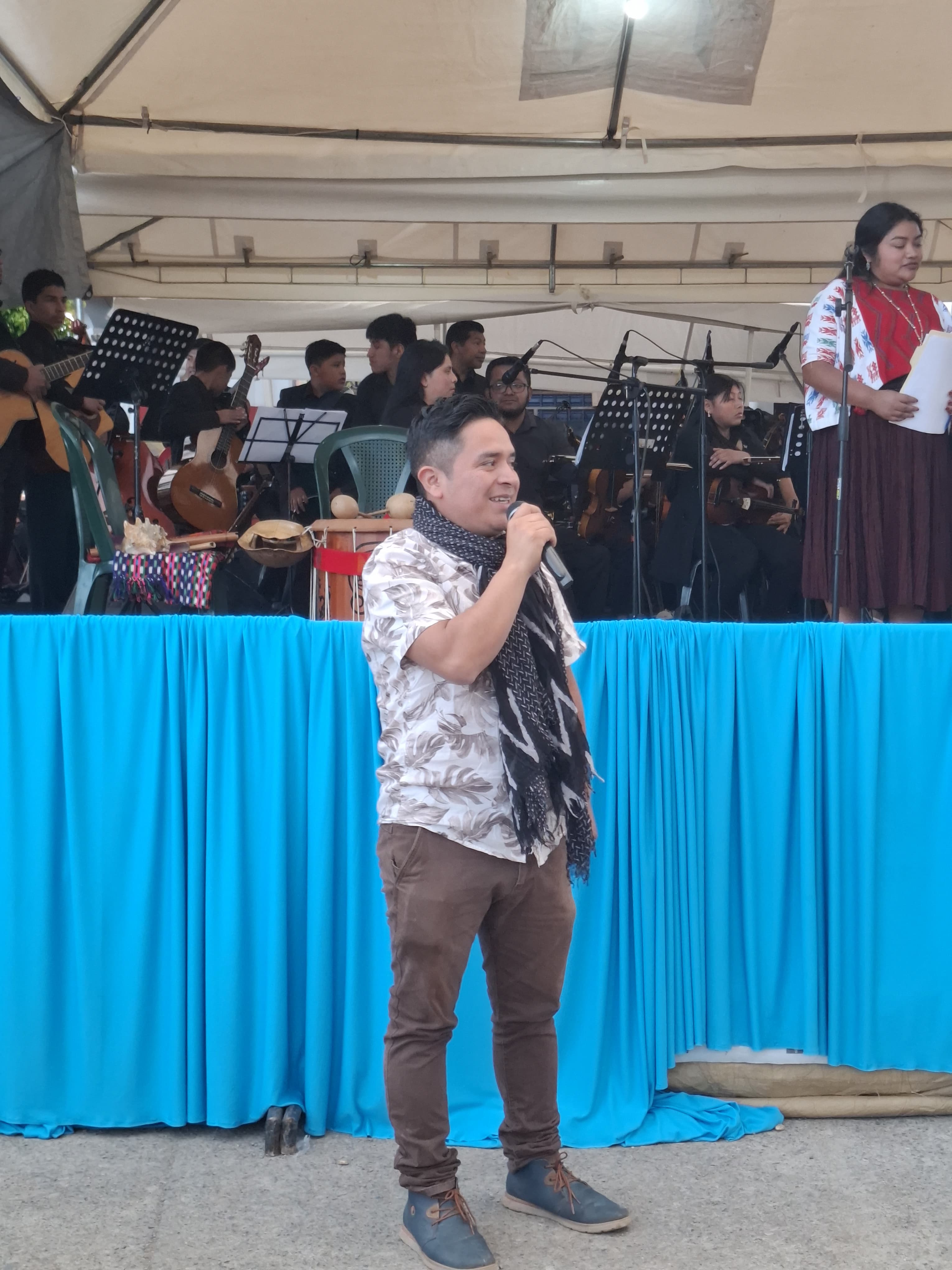 Edgar Caal — micrófono